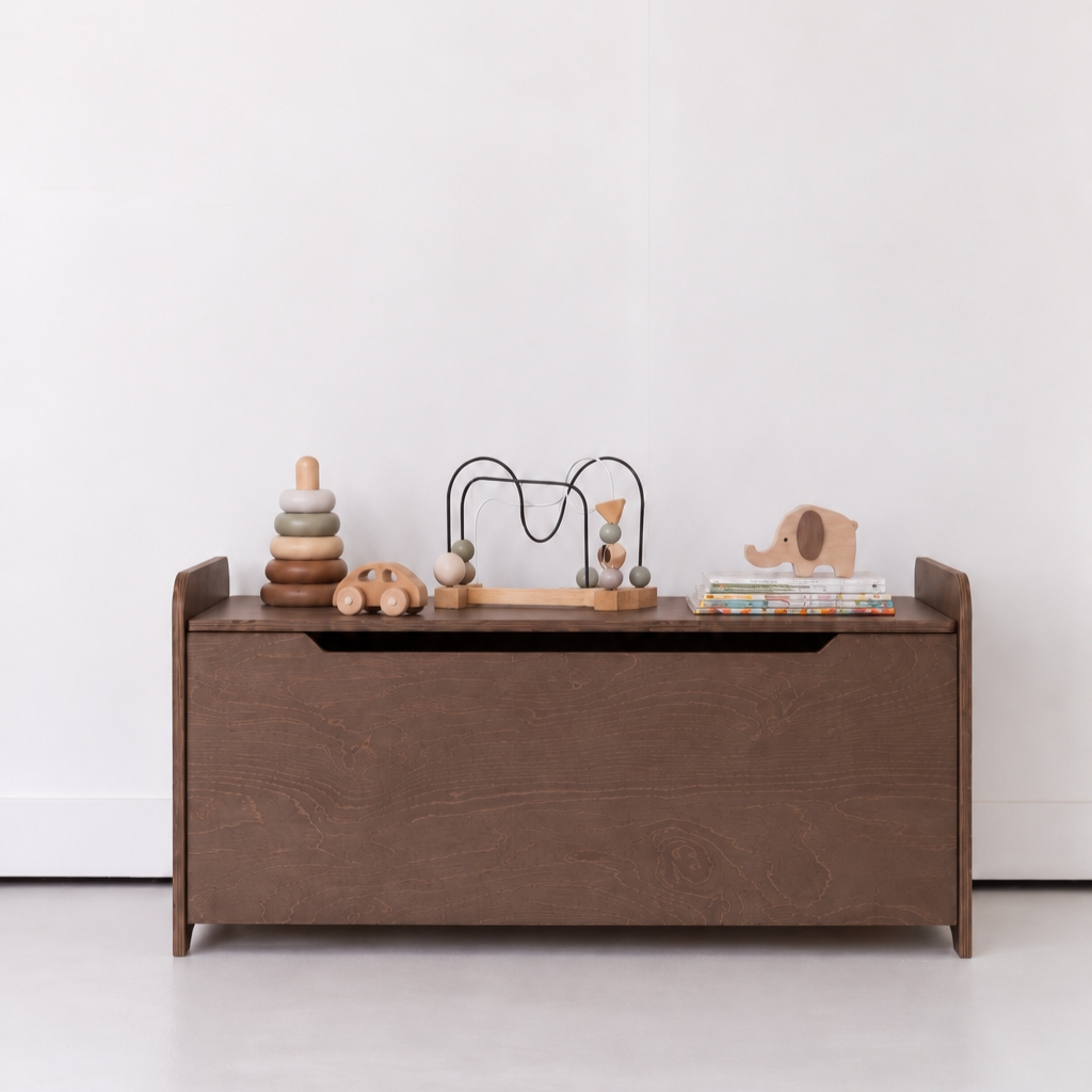 Jindl Spielzeugkiste in Walnussoptik – Vorderansicht mit Spielzeug Jindl Spielzeugkiste aus Holz in Walnussoptik mit Soft-Close und Spielzeug von vorne