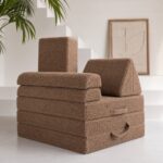 Gestapelte Elemente des Jindl Teddy Spielsofas in Braun