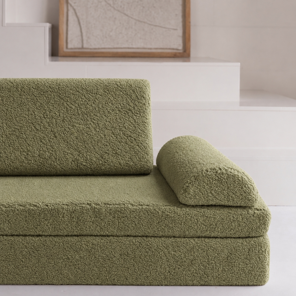 Nahaufnahme des Jindl Teddy Spielsofas in Olivgrün von rechts