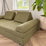Seitenansicht des Jindl Teddy Spielsofas in Olivgrün im Wohnzimmer