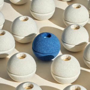 MODU Foam Balls in den Farbkombinationen Deep Blue / Sky Blue und Sand Grey / Honey Yellow