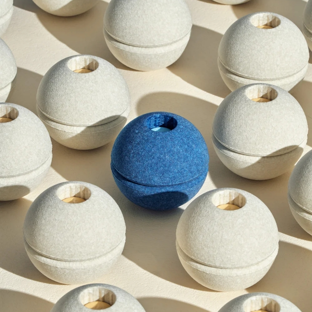 MODU Foam Balls in Deep Blue / Sky Blue und Sand Grey / Honey Yellow MODU Foam Balls in den Farbkombinationen Deep Blue / Sky Blue und Sand Grey / Honey Yellow