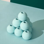 MODU Foam Balls in Ocean Mint und Forest Green zu einer Pyramide gestapelt