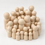 Set mit 50 Holzfiguren zusammen aufgestellt