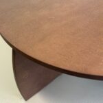 Runder Kindertisch in Walnussoptik – Draufsicht mit Logo