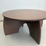 Runder Kindertisch in Walnussoptik – Vorderansicht