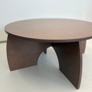 Runder Kindertisch in Walnussoptik – Vorderansicht
