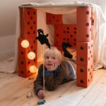 MODU Burnt Orange - Dusty Green Halloween relaxen in hut met spook