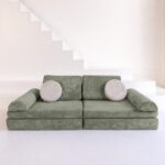 Jindl Cord Spielsofa in Olivgrün mit beigen Sitzkissen von vorne