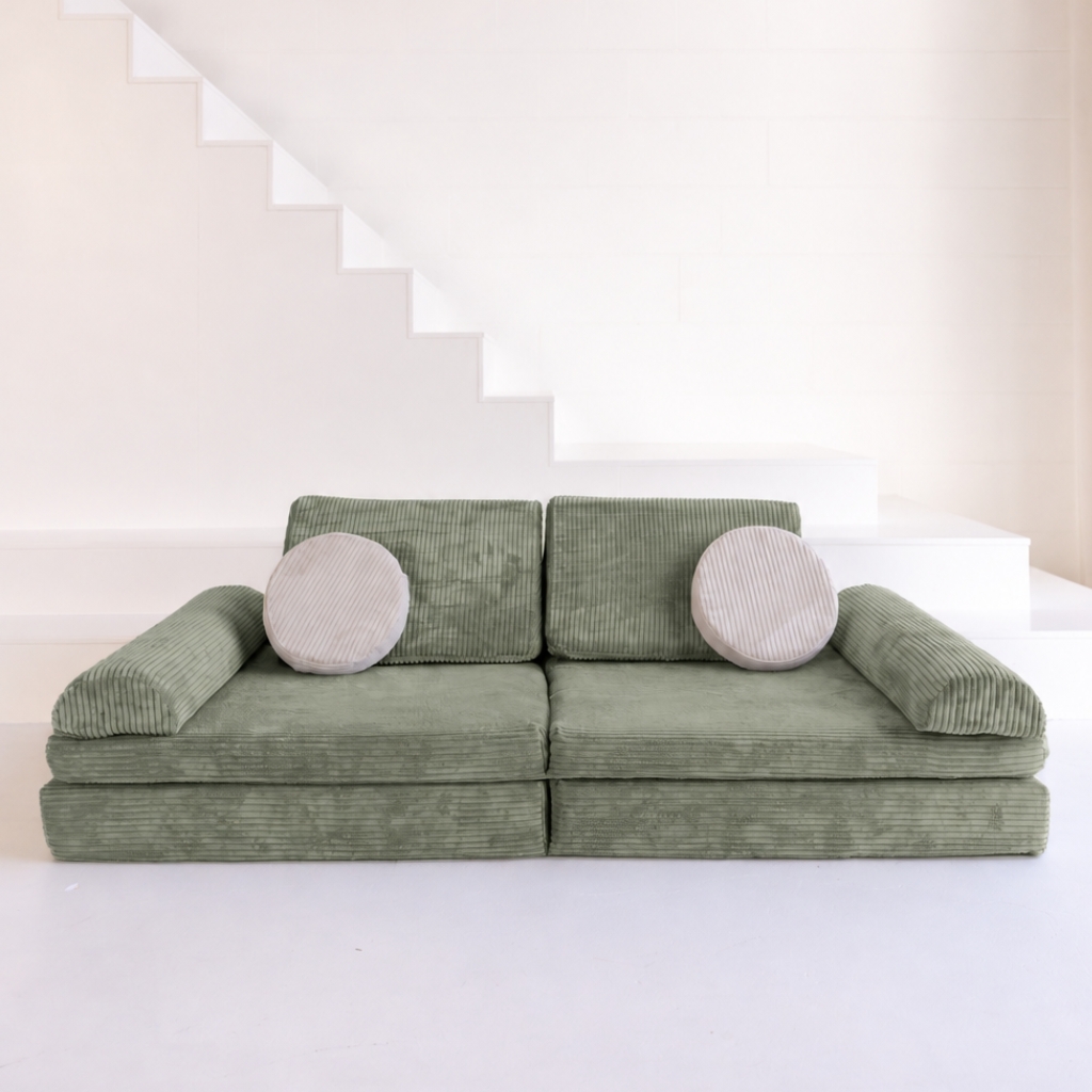 Jindl Cord Spielsofa olivgrün – Vorderansicht mit beigen Sitzkissen Jindl Cord Spielsofa in Olivgrün mit beigen Sitzkissen von vorne