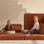 Gemeinsam auf dem Jindl Spielsofa in Terrakotta mit beigen Sitzkissen sitzen