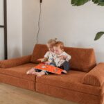 Gemeinsam auf dem Jindl Spielsofa in Terrakotta sitzen
