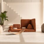 Jindl Spielsofa in Terrakotta – Vorderansicht mit Sitzkissen und Balance Board