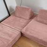 Spielsofa in Zartrosa als Spielmatratze im Wohnzimmer ausgelegt